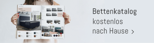 Person hält geöffneten Bettenkatalog mit Bildern von Betten und Stoffmustern, daneben Text 'Bettenkatalog kostenlos nach Hause'